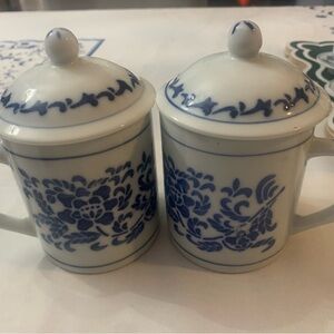 Elegant Blue Floral Ceramic Mugs with Lids